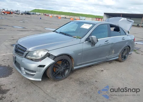 2012 Mercedes-Benz C 250 Luxury/Sport z USA, uszkodzony, nr VIN WDDGF4HB3CF852831